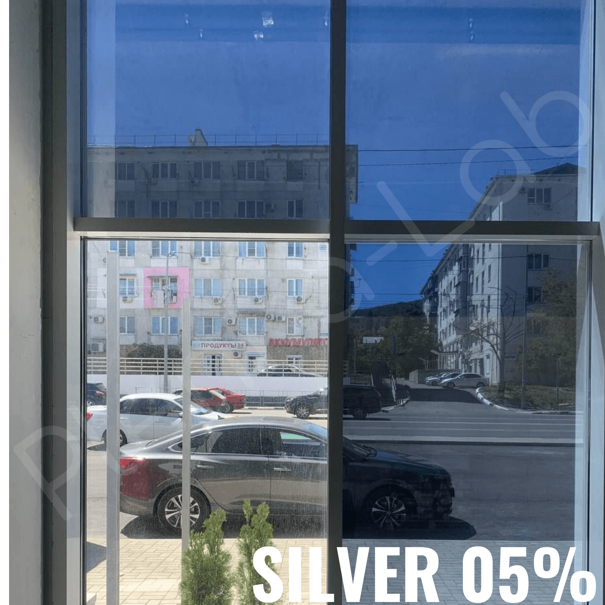 <img src="inside_silver_5.jpg" alt="Как наклеить солнцезащитную плёнку, сравнение окна с пленкой Silver 5% и без неё">