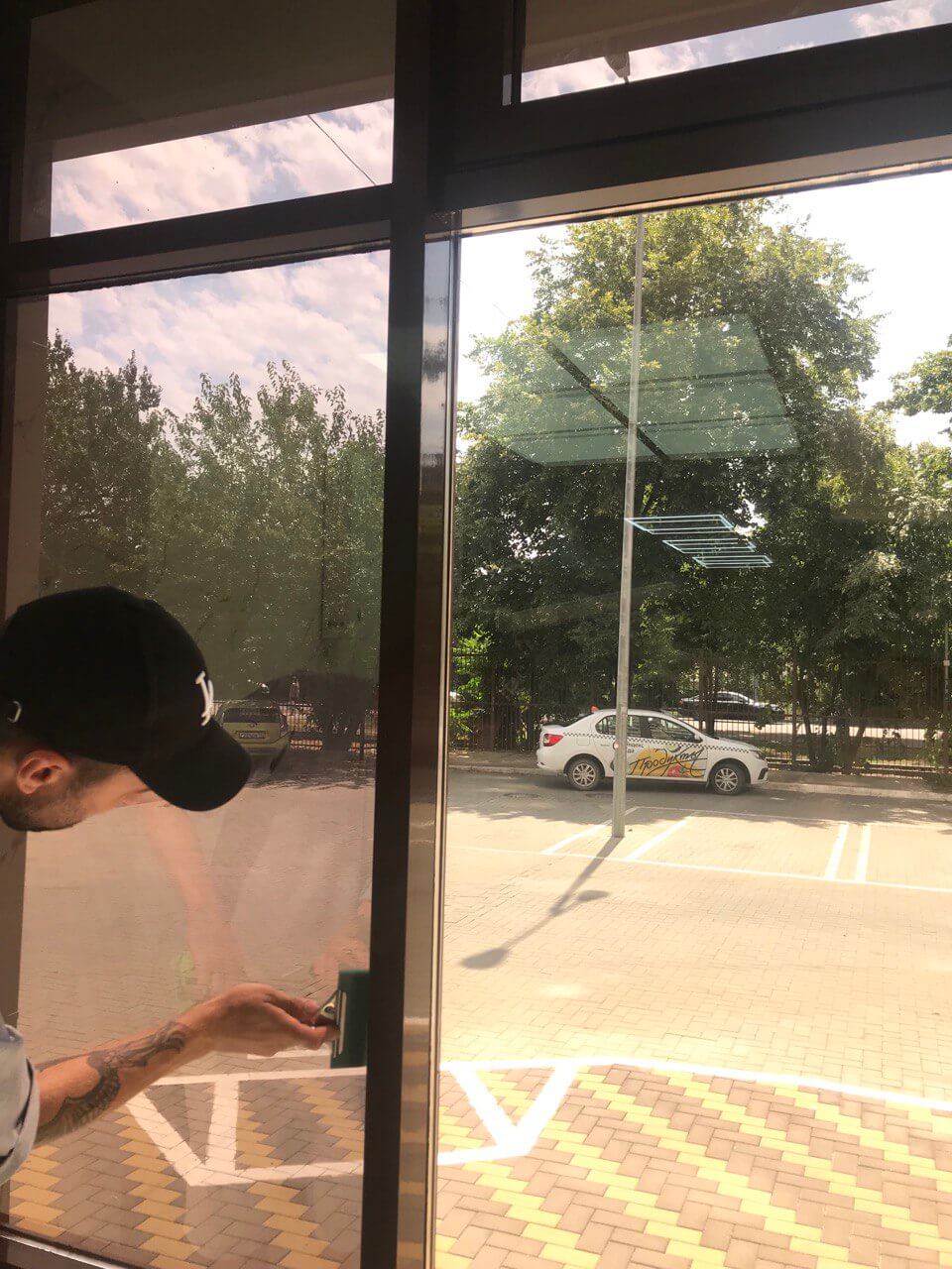 <img src="dentist_inside_bronze_20.jpg" alt="Зеркальная плёнка с теплым оттенком, окно в стоматологии с плёнкой Bronze 20%">